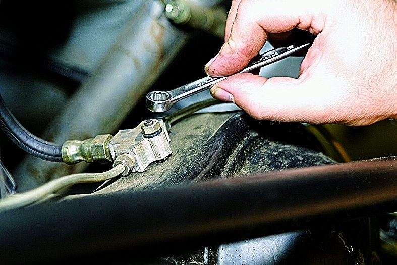 тройник задних тормозных трубок