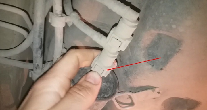 Самостоятельна замена топливного фильтра Renault Logan