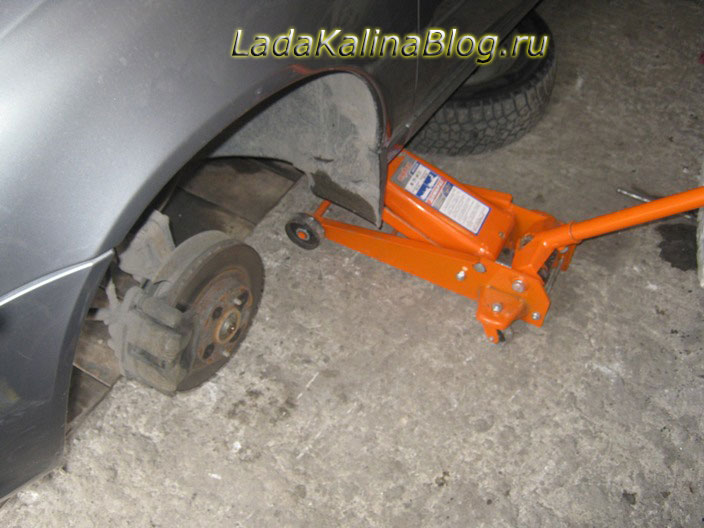 снять колесо на Калине