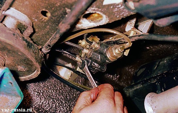 Отворачивание штуцеров крепящих тормозные трубки к колдуну