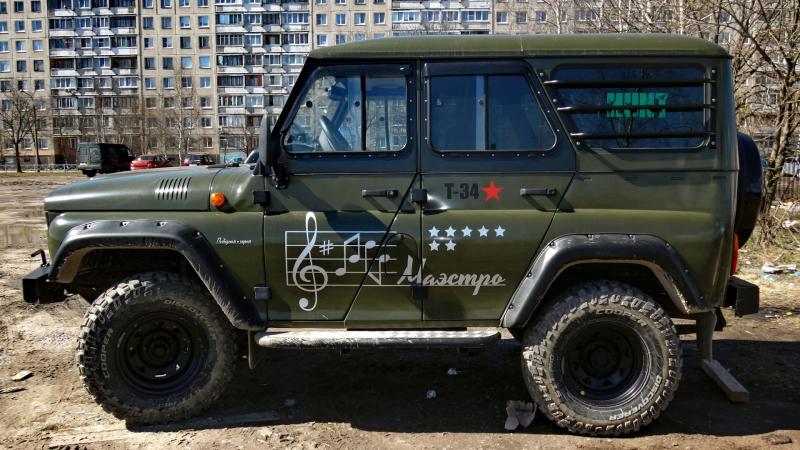 Вид сбоку UAZ Hunter