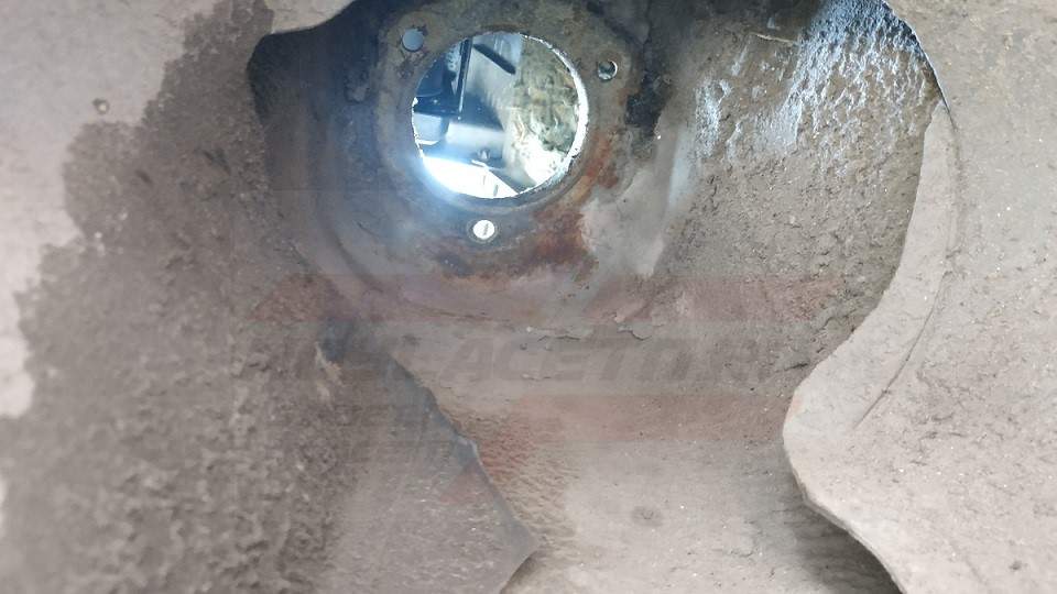 Место крепления стойки к кузову
